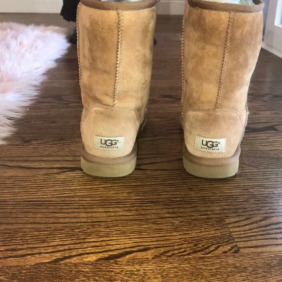 UGG Classic Short Boot - Picture 3 of 6
